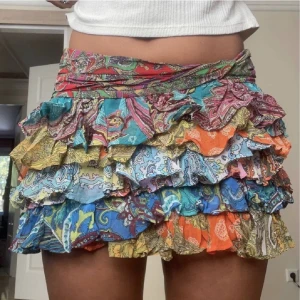 Zara kjol - En somrig volangkjol köpt på Zara för 699kr förra våren. Köp direkt för 300💕