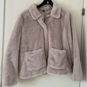 Teddy Jacka  - Säljer denna fluffiga Teddy jackan från HM då den knappt kommit till användning. Den ser grå ut på kamera men är mer beige i verkligheten❣️