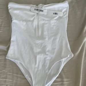 Baddräkt  - Säljer denna skit snygga oanvända Melissa odenbasch baddräkt som är perfekt inför sommaren. Endast en liten fläck jag råkat få på den på ryggen, men går att få bort. Nypris 3200kr