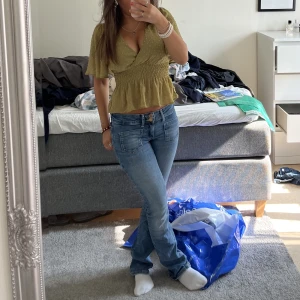 Blus  - Super fin blus. Knappt använd, köptes förra sommaren✨ Inga defekter eller liknande, skriv privat för fler bilder 