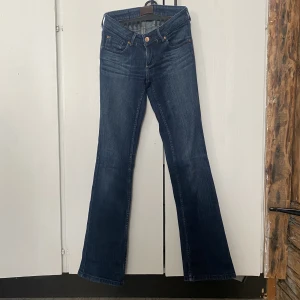 Flared jeans - Lägger upp igen pga oseriös köpare!  Supersnygga blå Flared jeans från GinaTricot. De är stretchiga och bekväma. De är också midwaist/low-waist. De är köpta second hand. Tyvärr är de för små för mig.
