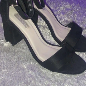 Klackskor NLY - Jättesnygga klackskor från Nelly i storlek 36🌸 Använda en gång och aldrig mer. Jag köpte de för 400kr och jag säljer de för 169kr🩷 Fint paket medföljer skorna☺️Köp gärna eller skriv för frågor!