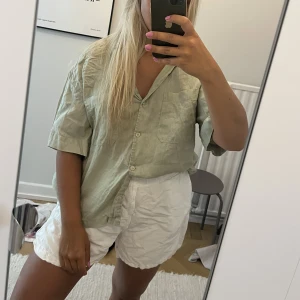 Ljusgrön linneskjorta  - Superfin ljusgrön skjorta från H&M som absolut behövs strykas men annars fint skick ☺️