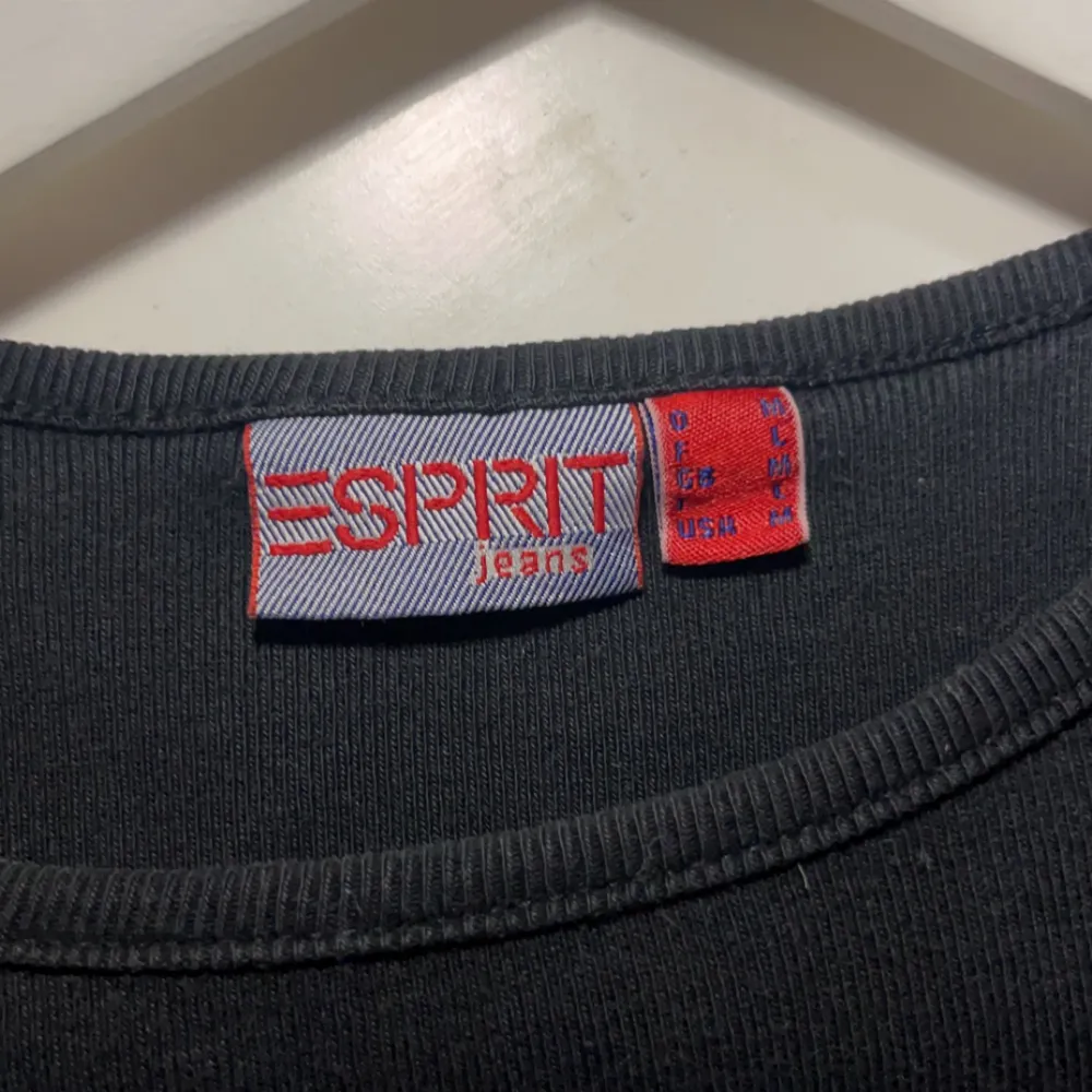 Jag säljer min Esprit tröja pga att den tyvärr är lite liten. Fick tröjan av mamma så vet inte riktigt när den är köpt men det är några år, ser helt oanvänd ut!  Skriv gärna om ni har några frågor! 🩷. Toppar.