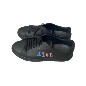 Axel arigato svart 42 - Svarta låga arigato skor ”AXEL” färgglatt skrivet på sidan  8.5/10 cond, storlek 42 Snabb deal = lägre pris 