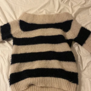 Randig tröja - Super fin mjuk tröja från Gina Tricot, använd sparsamt men i fint skick, ny pris 500 säljer för 200. Svart och beige