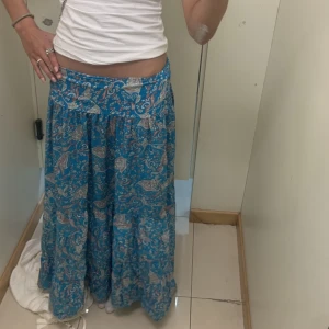 Långkjol - Super fin och unik långkjol jag köpte i Italien på en marknad.🤩🤩 Aldrig använt och i toppskick.💕💗🥂Pris kan diskuteras💗