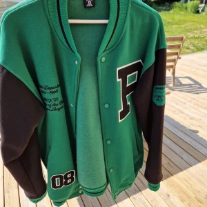 P Jacka  - Cool Jacka. Köpt från New Yorker. Använt 1-3 gånger. 10/10 Skick Storlek M