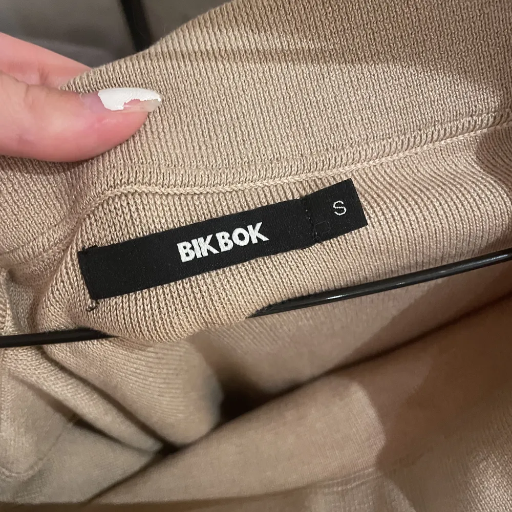 En beige kjol den bik bok k storlek small. Använd 1 gång  Går till knäna. Nypris 400kr. Kjolar.