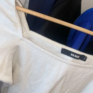 Snygg vit klänning - Jätte fin klänning från vinbok använd 1 gång pga att den var för liten på mig. Framhäver former