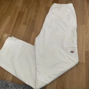 Dickies chinos - Helt oanvända, för långa på mig och har inte blivit av att jag sydde upp dpm. Sitter skitnice oversize! 