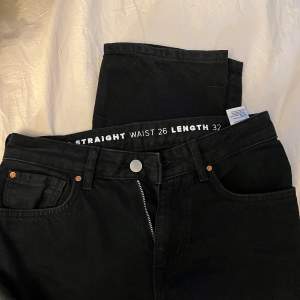 Säljer ett par low waist jeans ifrån bikbok! Storlek 26 längd 32