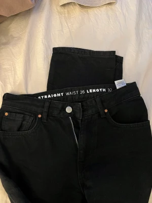 Low waist jeans - Säljer ett par low waist jeans ifrån bikbok! Storlek 26 längd 32