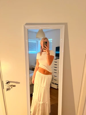 Vit lång sommarkjol - Detta är en superfin vit sommarkjol som TYVÄRR är för kort för mig! Jag ör 170 cm lång. Den är jätteskön och inte genomskinlig. Hör av er vid intresse💞💞