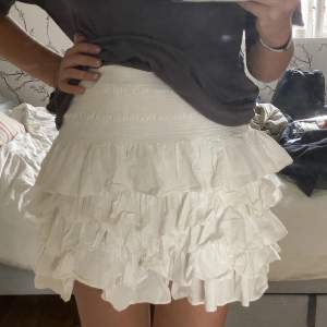 Så snygg volang kjol från hm! Perfekt nu till sommaren, så snygg att ha som topp också💕