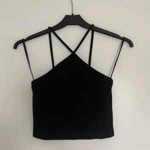 Zara linne - Säljer detta superfina sommarlinne som var trendigt för nått år sedan. Är i nyskick och i storlek M. Säljer för 40kr