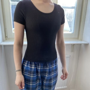 Topp - En kroppsnära svart topp med spets sömmar från divided H&M i XS. Använd ett par gånger. Köpet är bindande 