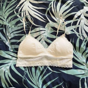 söt bh - endast testad och är tyvärr för liten för mig. det står att storleken är 38 men gissar att den passar 75B.