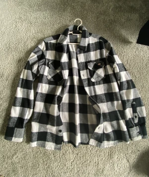 Dickies Overshirt/Skjorta - Säljer en Dickies Overshirt/Skjorta. Använd ett fåtal gånger och i storlek Small.