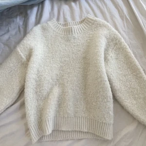 Stickad tröja - Jättesnygg stickad tröja från Lindex. Storlek S men sitter oversized!!