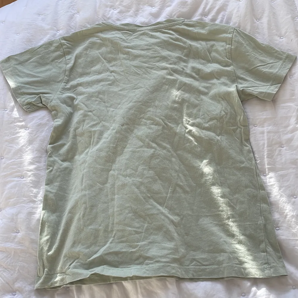 Pastell grön t-shirt i storlek xs! Köpt på lager 157 och har knappt kommit till användning.. T-shirts.