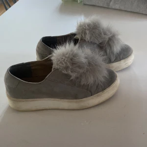 Steve Madden skor  - Jag säljer dessa Steve Madden skor i storlek 36 då dem inte kommer till användning. Bra kvalitet (lite smutsiga på den vita sulan går att tvätta bort), använda Max 3 gånger ! 