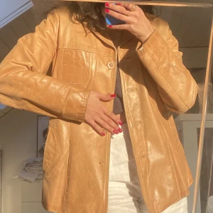 Skinnjacka  - Skinnjacka  (Saknar en knapp längst ner)