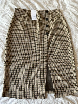 Högmidjad kjol - Högmidjad kjol från Cubus helt oanvänd med prislappen kvar.