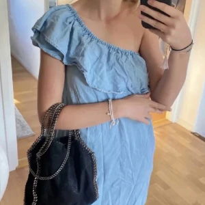 Zara klänning  - Jätte fin denim zara klänning med volang!! Skriv om ni undrar något eller är intresserade❤️