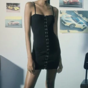 Klänning  - snygg klänning från zara som är helt oanvänd med prislapp kvar.  Den är i storlek M men passar även på S då den är tight.  Säljer den för 150kr  Köparen står för frakten.🖤