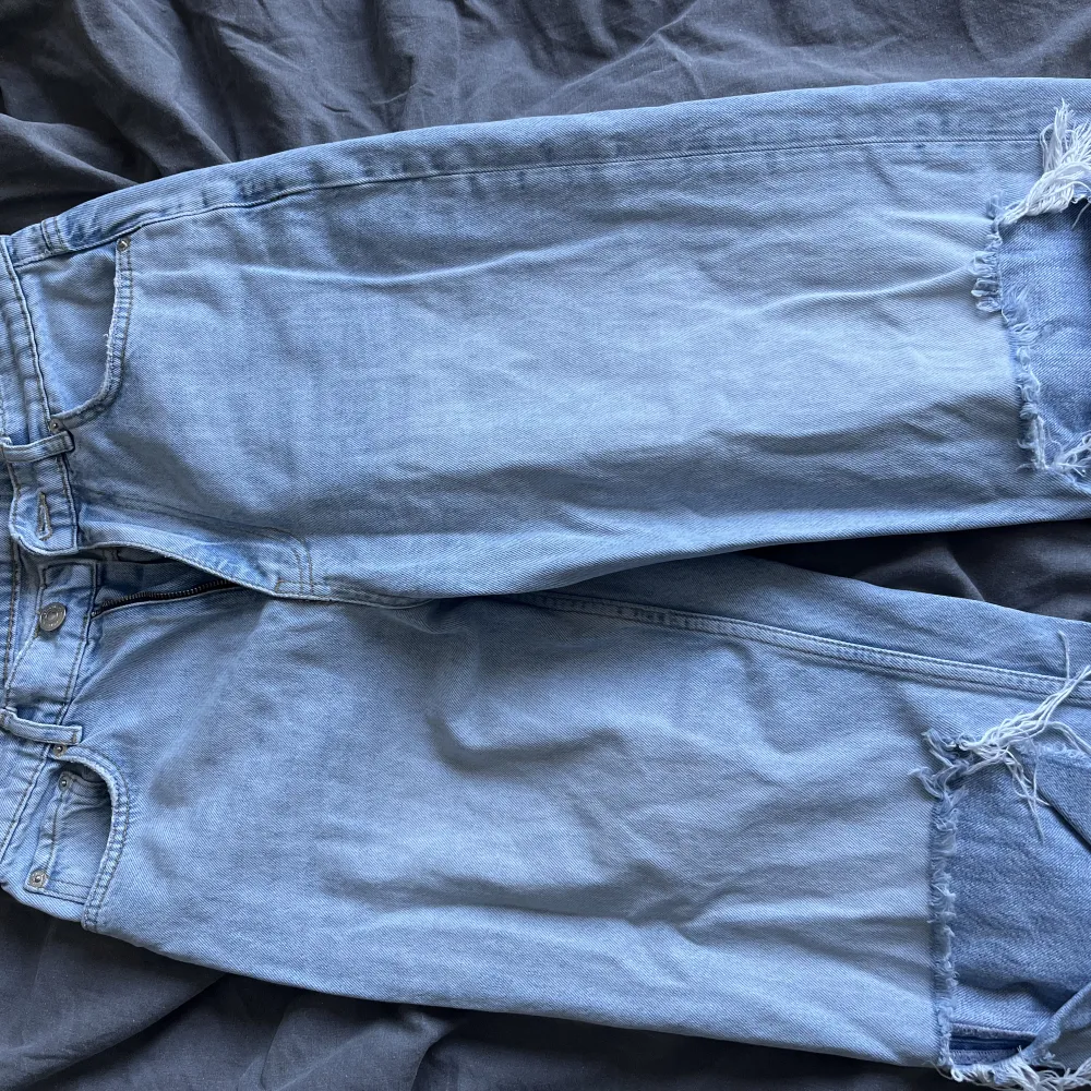 Säljer dessa jeans från Gina. Dom svarta är aldrig använda och dom blåa är använda en gång. Säljer dom pga att dom är för små. Storlek 40 Säljer båda för 400 + frakt  Ett par för 200 + frakt💗. Jeans & Byxor.
