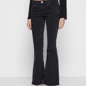 Urban outfitters BDG svarta flare / bootcut jeans i fint skick. Sparsamt använda och mycket stretchiga i materialet, true to size. Skriv vid frågor 💘