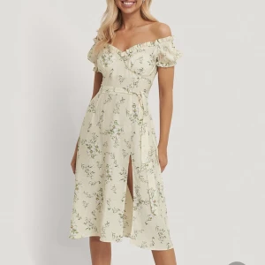 NA-KD blommig offshoulder klänning  - Helt oanvänd, nypris 599