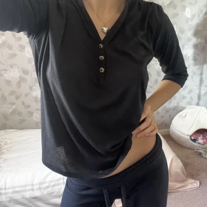 Svart skjorta - Snygg svart skjorta från h&m. Tunnt och luftigt material. Lite see-thru i ljuset. 