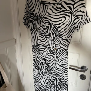 Zebra klänning - Superfin zebra klänning💕 super skönt material, har använt några gånger. Storlek s💕pris går alltid att diskutera 🤩