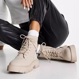 Beige boots från Bershka  - Endast testade och tyvärr är dem lite små för mig så dem har bara legat i garderoben. OBS! Fick inte med någon kartong 🤍
