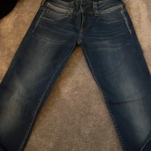 Peppe jrans - Säljer de här super fina Peppe jeansen de är verkligen så fina men tycär för stora för mig. Jag köpte de i butik ny pris 1995.