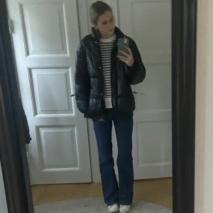 Stickad sweatshirt - Randig halvstivkad sweatshirt från zara. Den är som en vanlig sweatshirt på insidan men könns mer som en stickad tröja på utsidan. Verkligen super bekväm!! 👏🏼