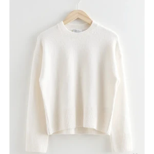 Stickad tröja - Säljer denna fina och sköna stickade tröja från &otherstories då den tyvärr inte kommer till användning🤍 helt slutsåld på deras hemsida. 