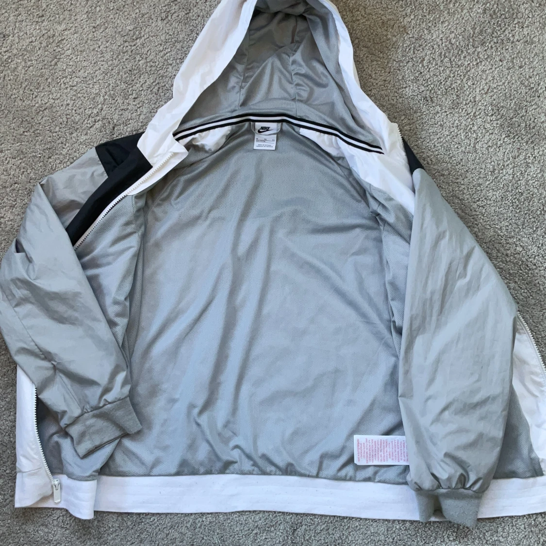 Nike jacka passar bra till svalna sommar/vår kvällar. - 90