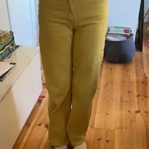 Säljer dessa högmidjade gula jeans från Divided!💛 Köpta för ca ett år sen, säljer pga att jag inte använder de längre. I fint skick! Köpare står för frakt🤍