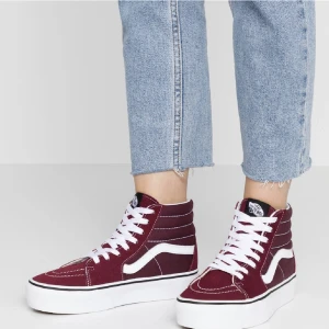 Vinröda vans - Säljer mina as bala vinröda Vans från Zalando i storlek 40! Men passar bra på mig som kan ha 39!❤️ våga ställa frågor! Nypris : 1000kr köp direkt för 300kr!