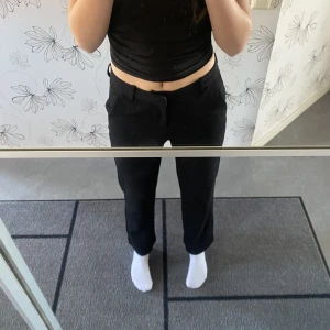 Kostymbyxor  - Säljer svarta kostymbyxor från veromoda, men köpta på Plick, i storlek xs och längden 30. Jag är 164 å skulle vilja ha de lite längre.