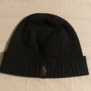 Polo Ralph Lauren Mössa - Hejsan, säljer en Polo Ralph Lauren mössa!! Den är inte använd särskilt mycket och är därmed i väldigt bra skick! Skriv om ni har några frågor. Kunden betalar för frakt!
