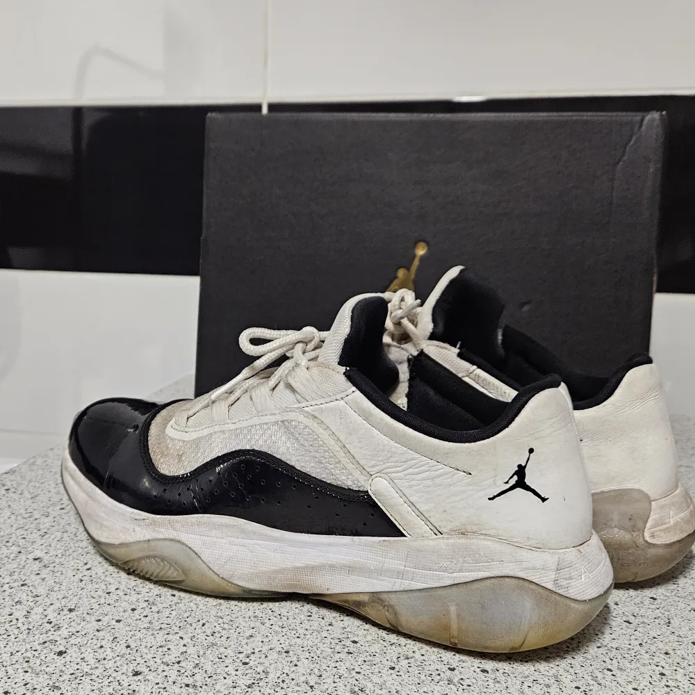 Jordan 11 cmft low andvända. Ok skick. Skorna är köpta från nikes egen hem sida och den kommer med orginal lådan. Jag kan skicka om du står för frakten.. Skor.