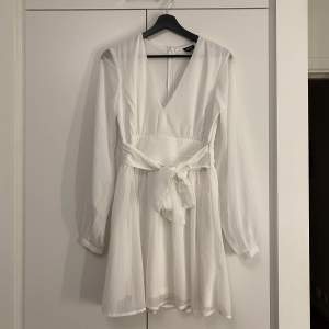 En vit klänning från Bubbelroom i storlek M, hör av er vid mer bilder eller annat❤️