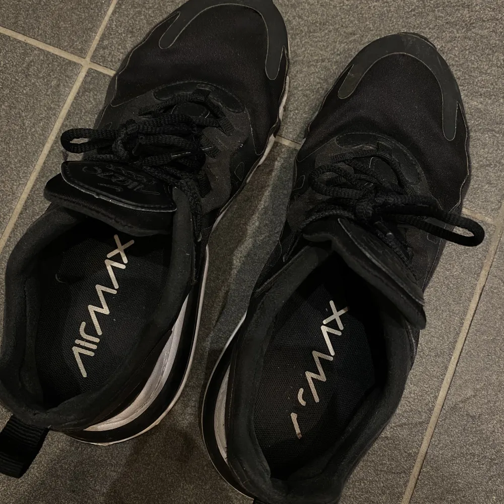 Ett par svarta Nike air react skor, använder inte och vill darför bli av med dem. Ord pris är 1 599kr.. Skor.