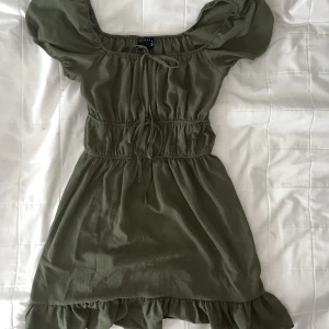 Grön klänning  - 🤍Splittrans ny klänning, lapp finns kvar! 🤍Säljs pga returtiden gått ut. Nypris: 299kr Nytt pris: 200kr
