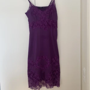 Fin sommarklänning! - Jättesöt klänning från vila:) Strl M men passar nog S också. Bra skick, lite lösa ändar på broderiet- se bild, men stör inte!