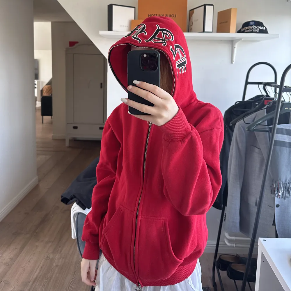 En super snygg Zip Hoodie från Named Collective. Hoodien är i storlek XS-S och går att stänga hela vägen upp. Använt den väldigt fåtal gånger då det inte riktigt är min stil tyvärr😫 Dock super skönt material!😍. Toppar.